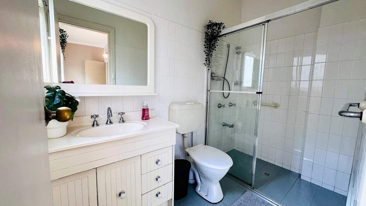 Furnished room with ensuite in a flatshare