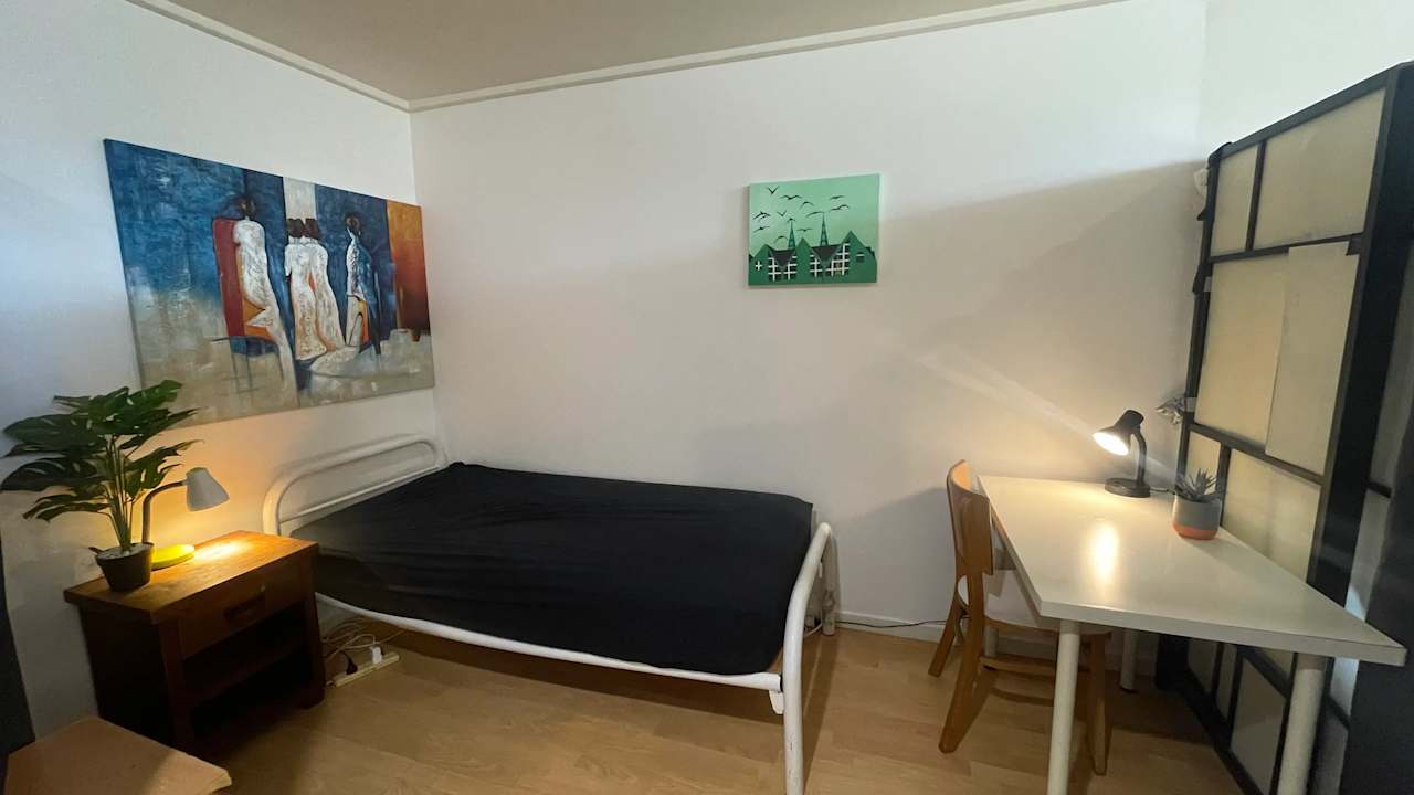 Furnished room in a flatshare