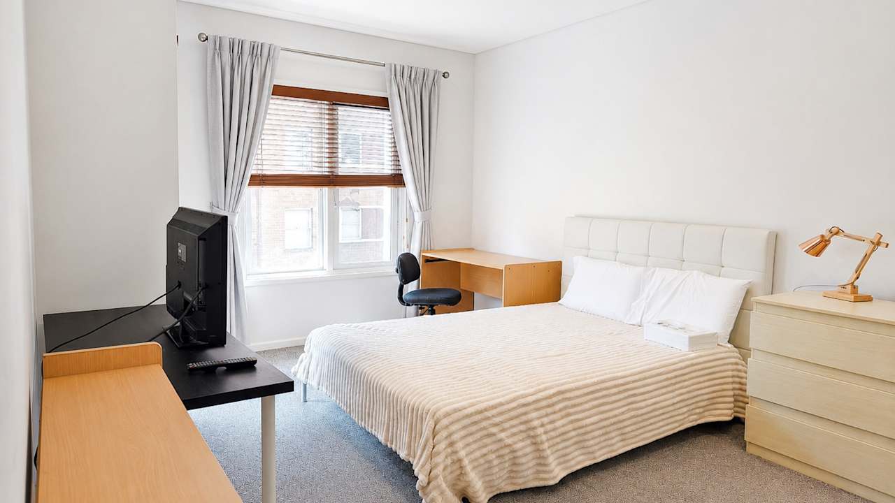 Furnished room in a flatshare