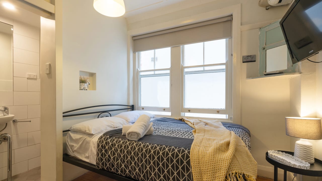 Furnished room in a flatshare