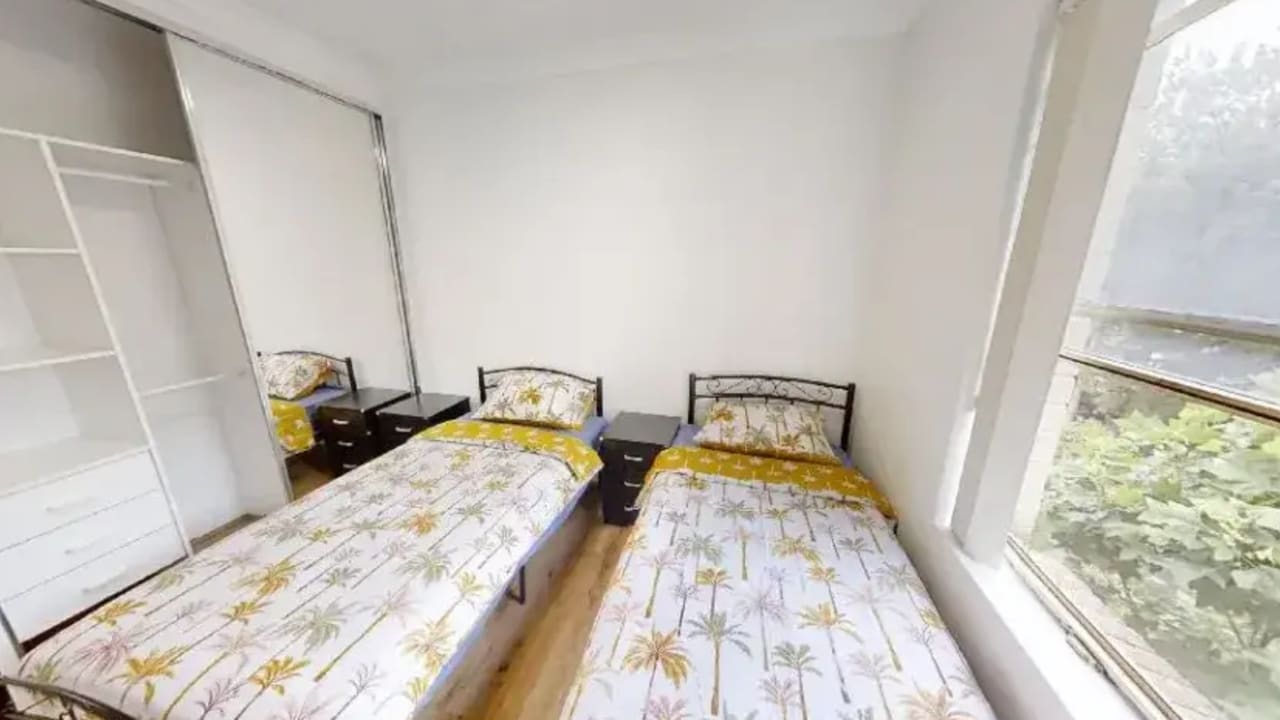 Furnished room in a flatshare