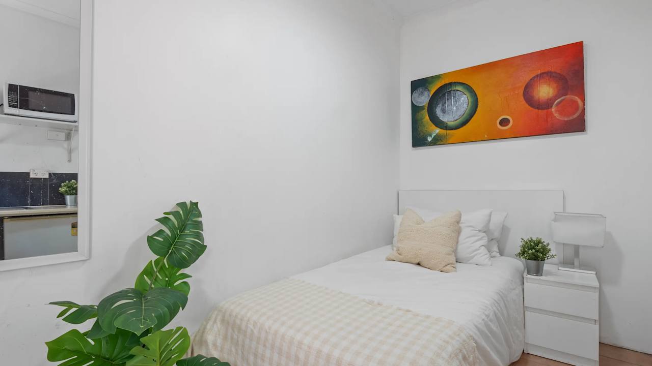 Furnished room in a flatshare