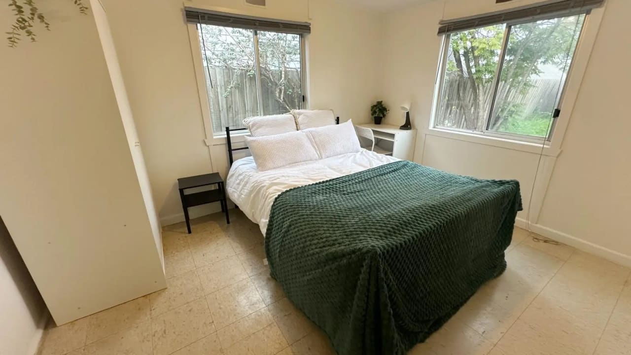 Furnished room in a share house