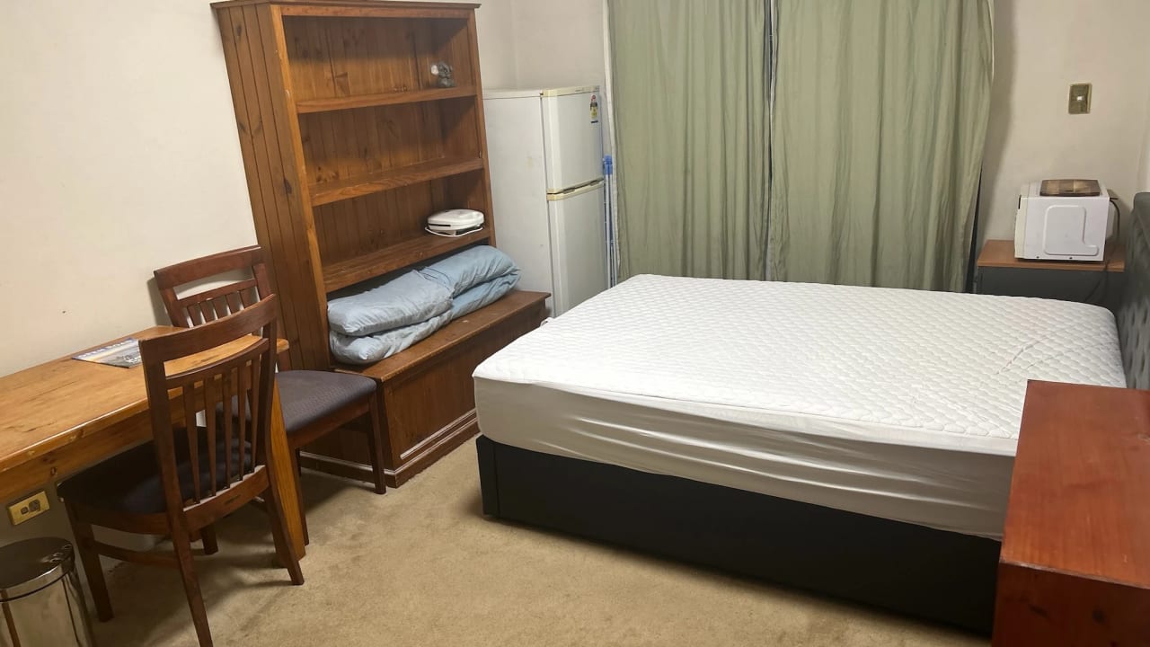 Furnished room with ensuite in a flatshare