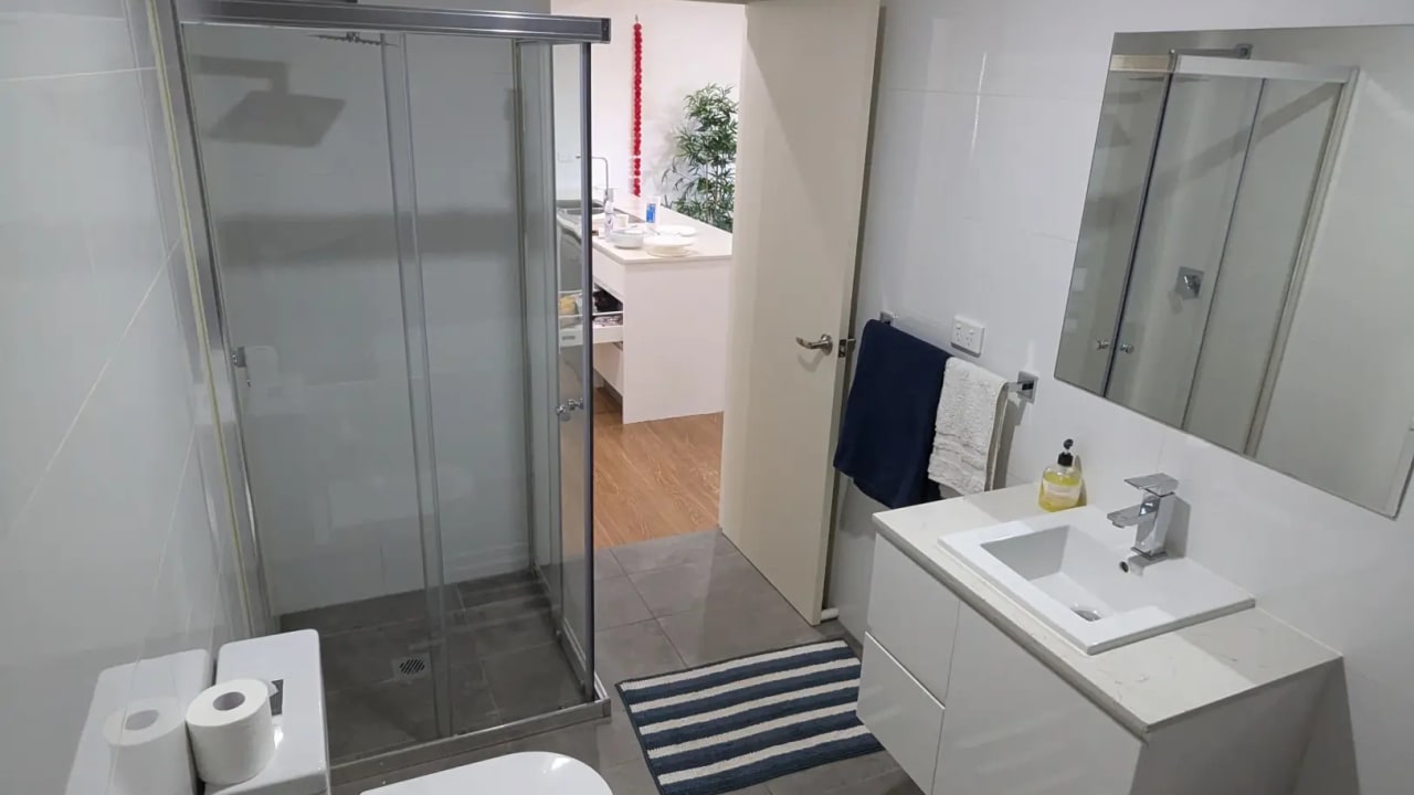Furnished room with ensuite in a flatshare