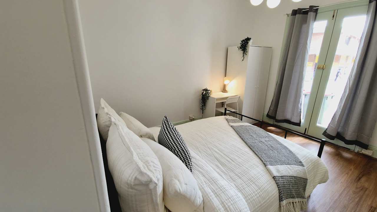 Furnished room in a flatshare