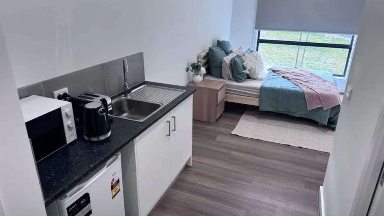 Furnished room with ensuite in a flatshare
