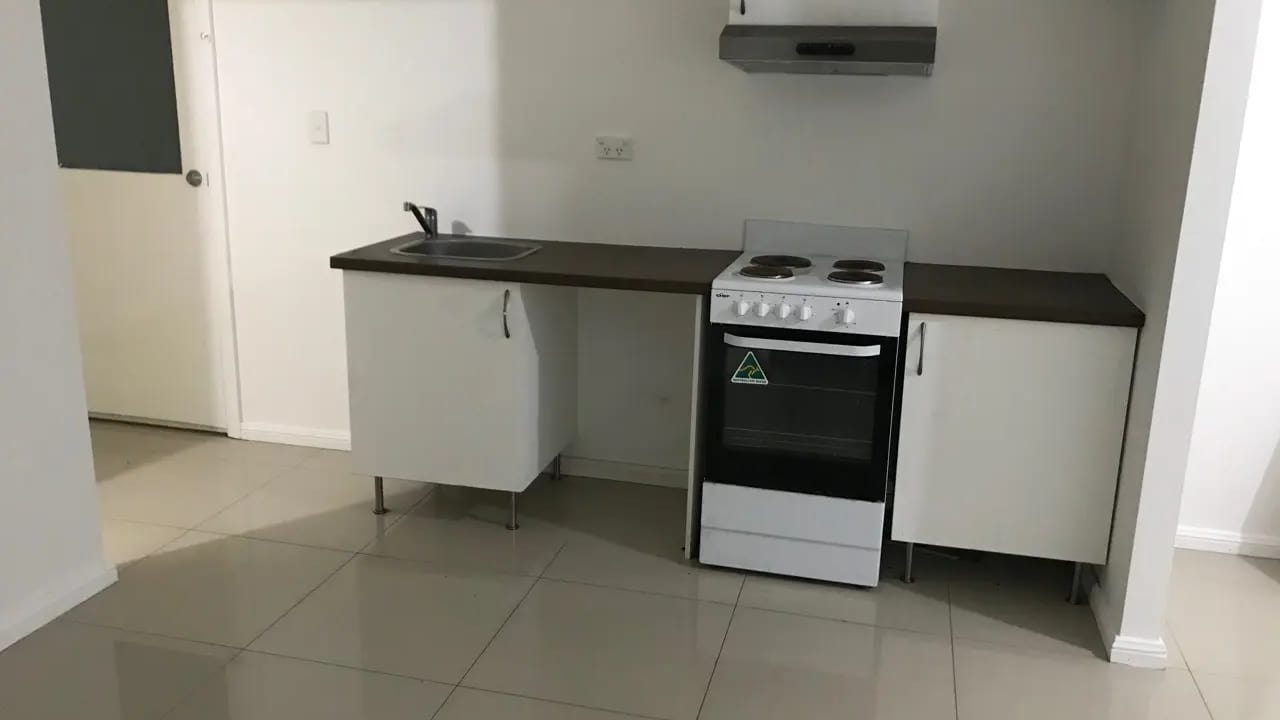 Unfurnished room studio flat for rent