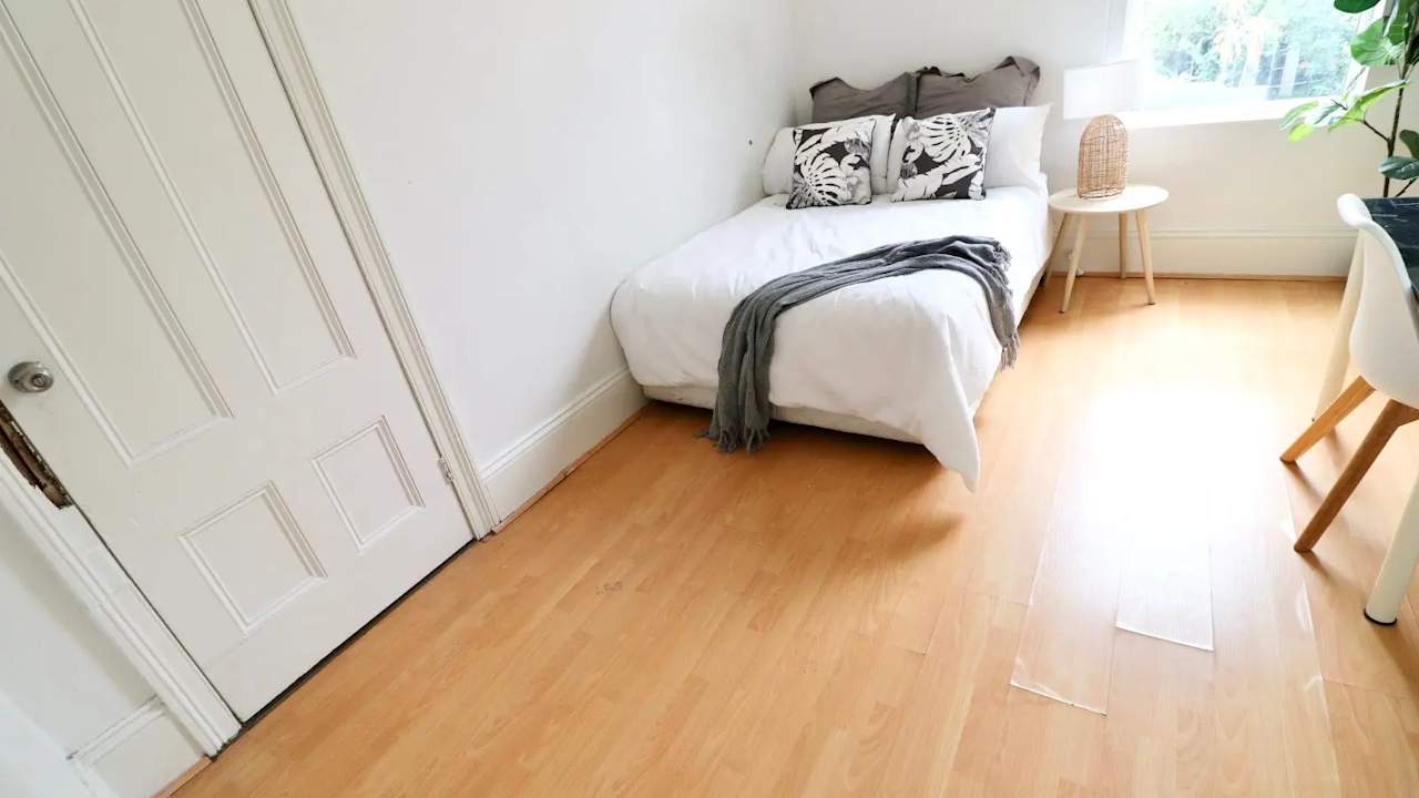 Room in a share house