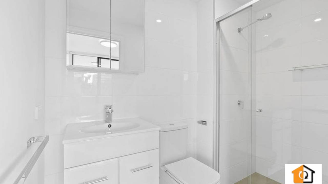Furnished room with ensuite in a flatshare