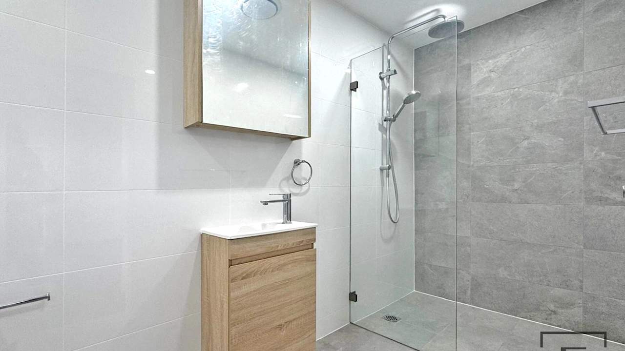 Unfurnished room studio flat for rent