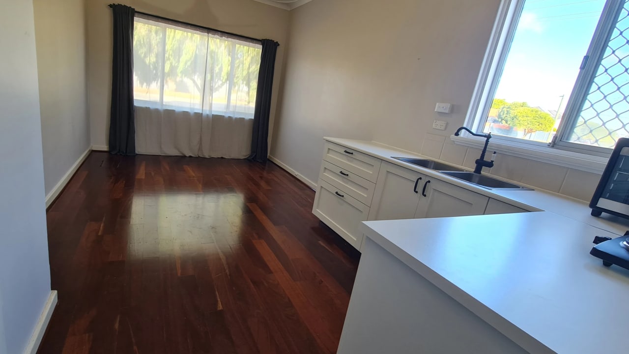 Whole property with 1 room for rent