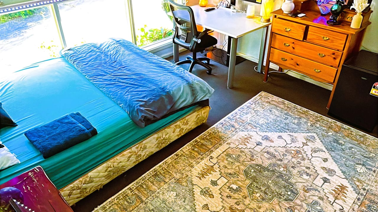 Furnished room in a flatshare