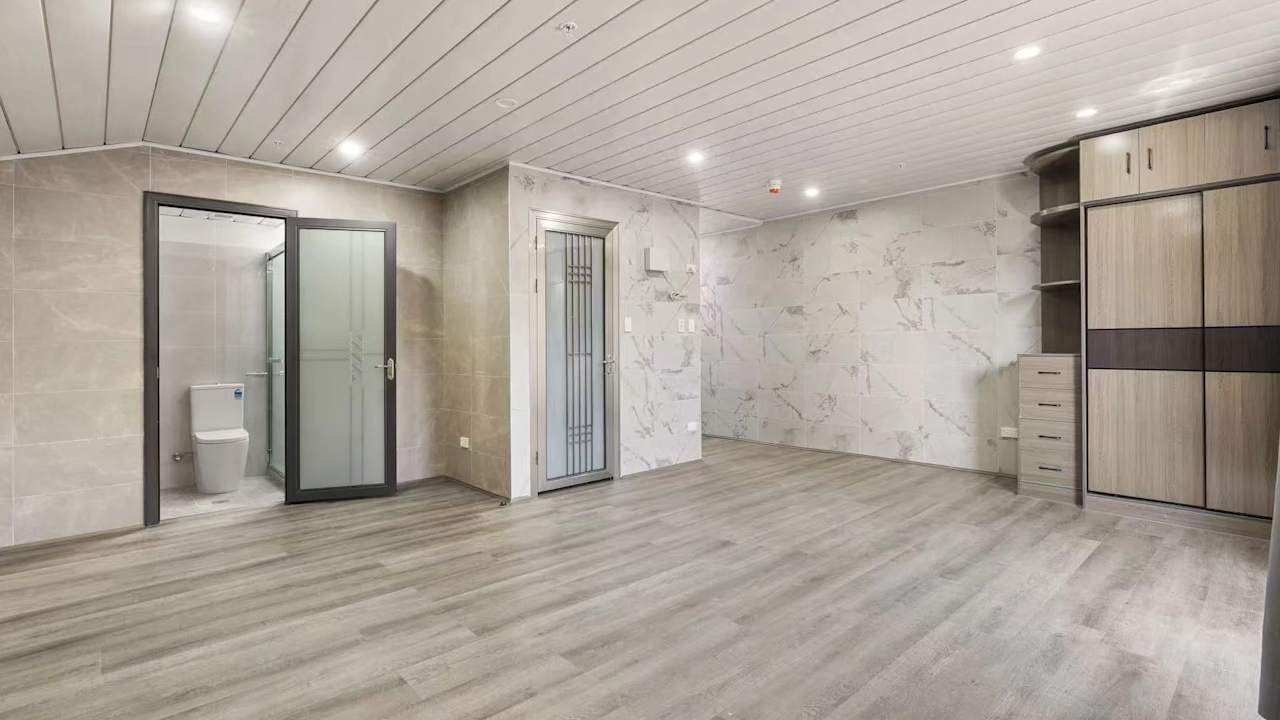 Unfurnished room studio flat for rent