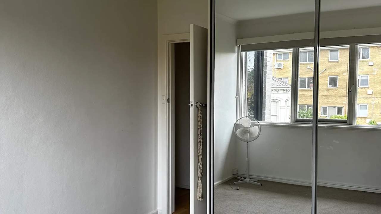 Unfurnished room in a flatshare
