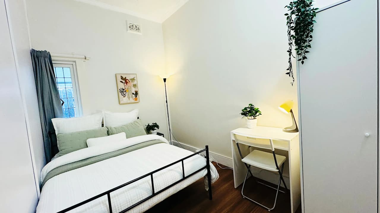 Furnished room in a flatshare