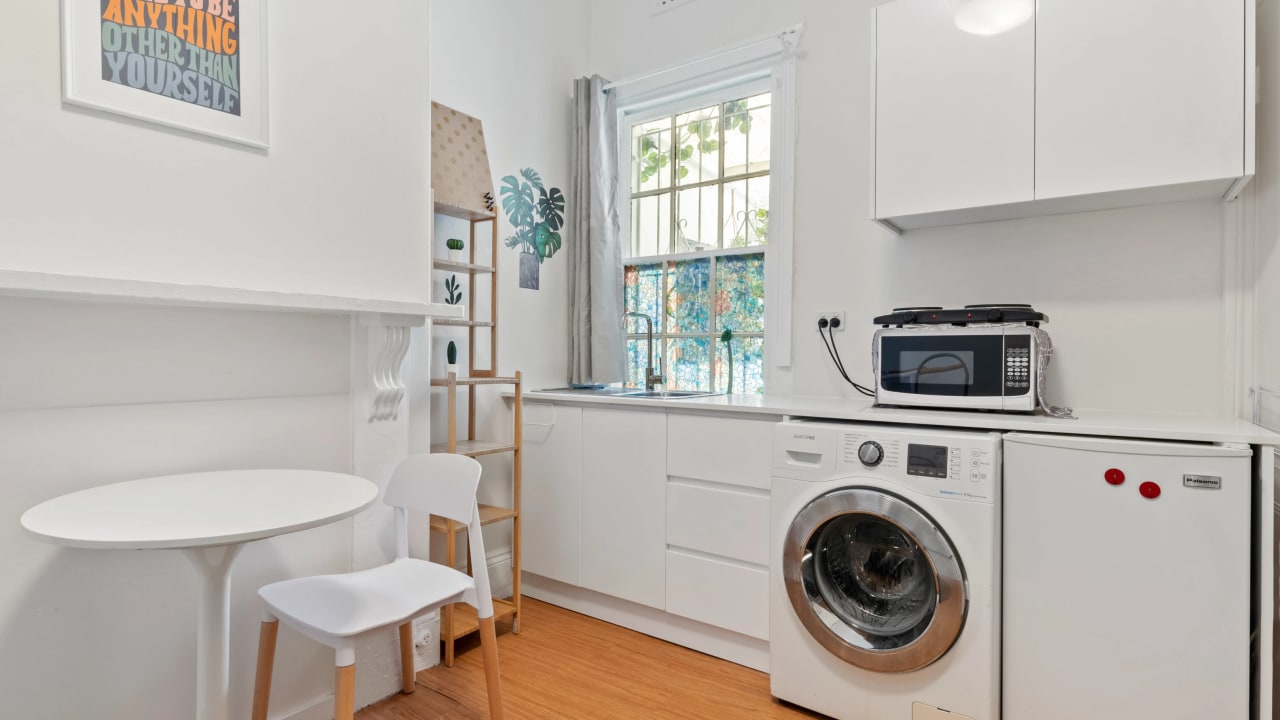 Furnished room in a flatshare