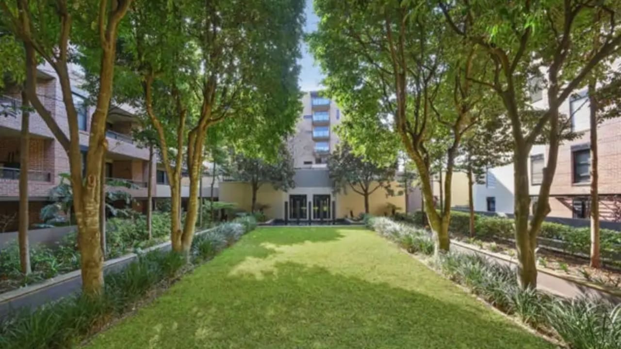 Furnished room with ensuite in a flatshare