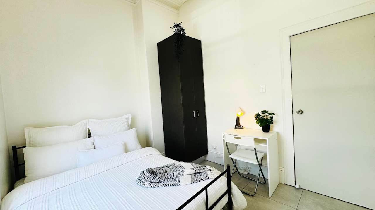 Furnished room in a flatshare