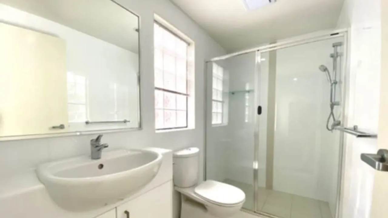 Unfurnished room with ensuite in a flatshare