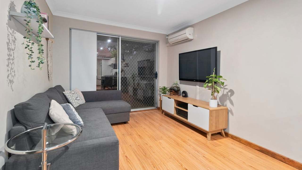 Whole property with 2 rooms for rent