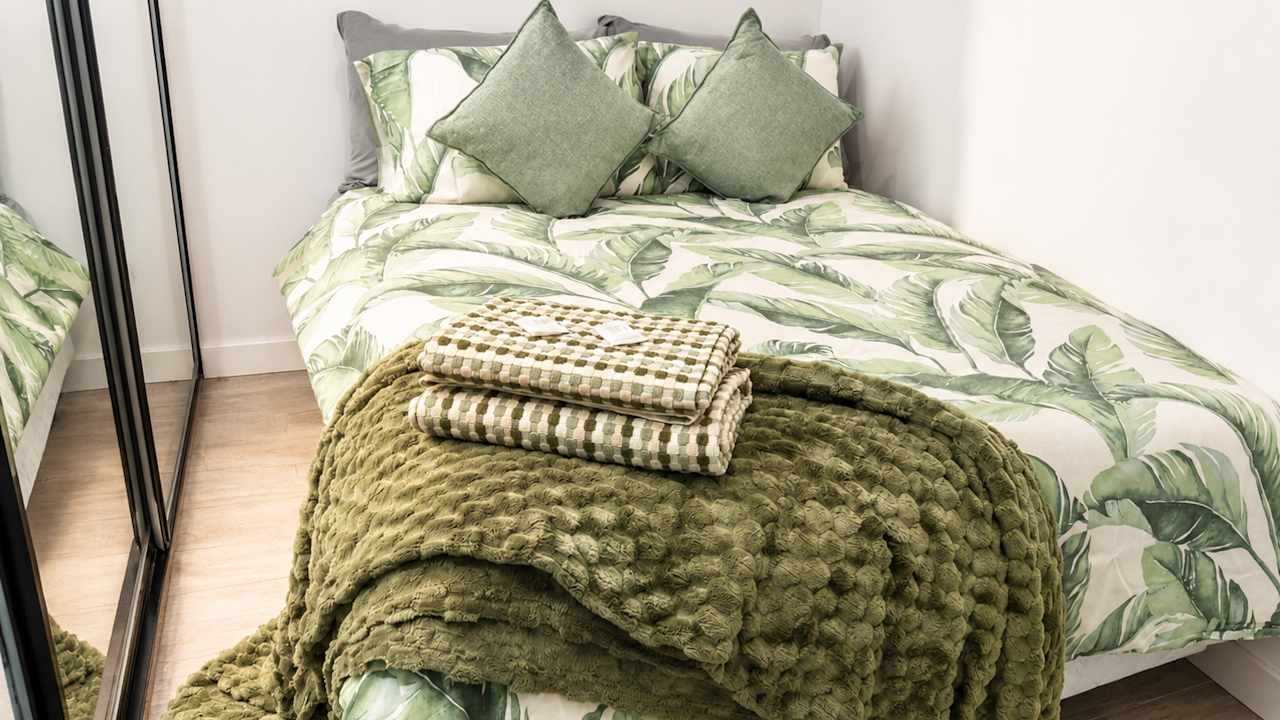 Furnished room studio flat for rent