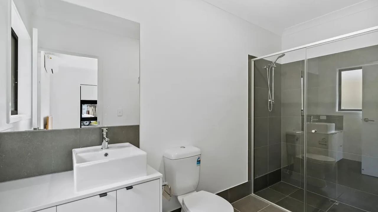 Furnished room with ensuite in a flatshare