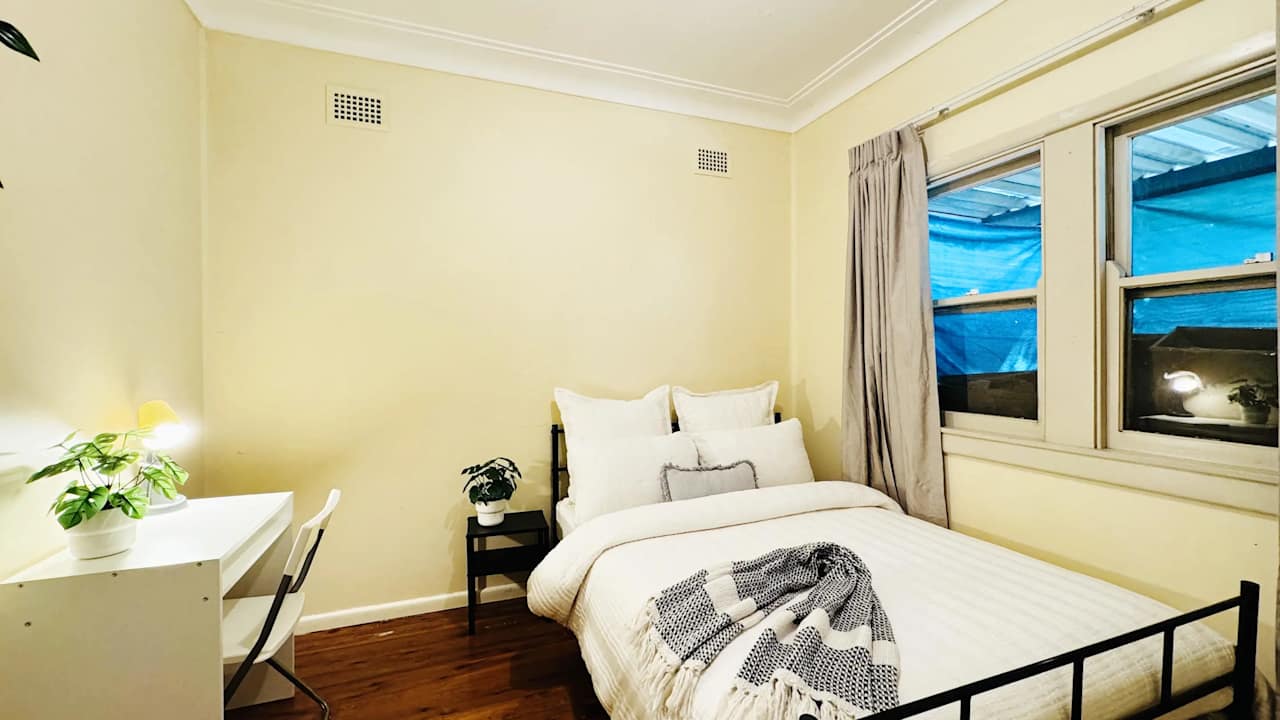 Furnished room in a flatshare