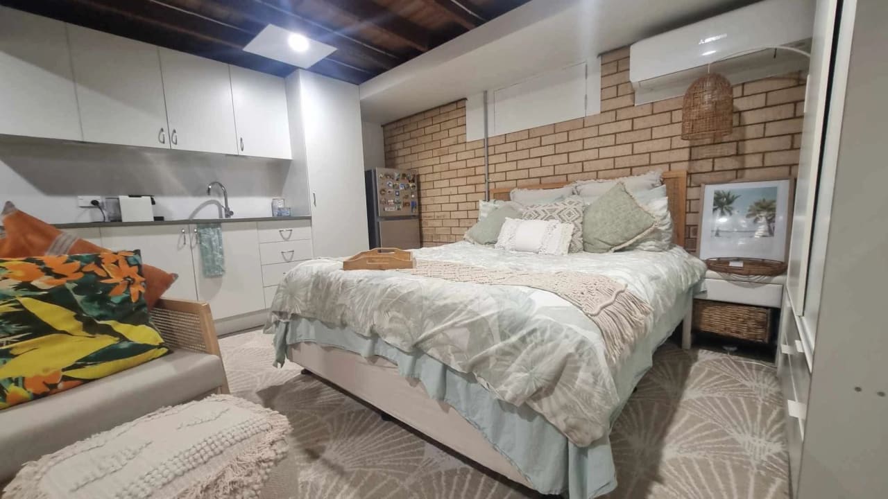 Unfurnished room studio flat for rent