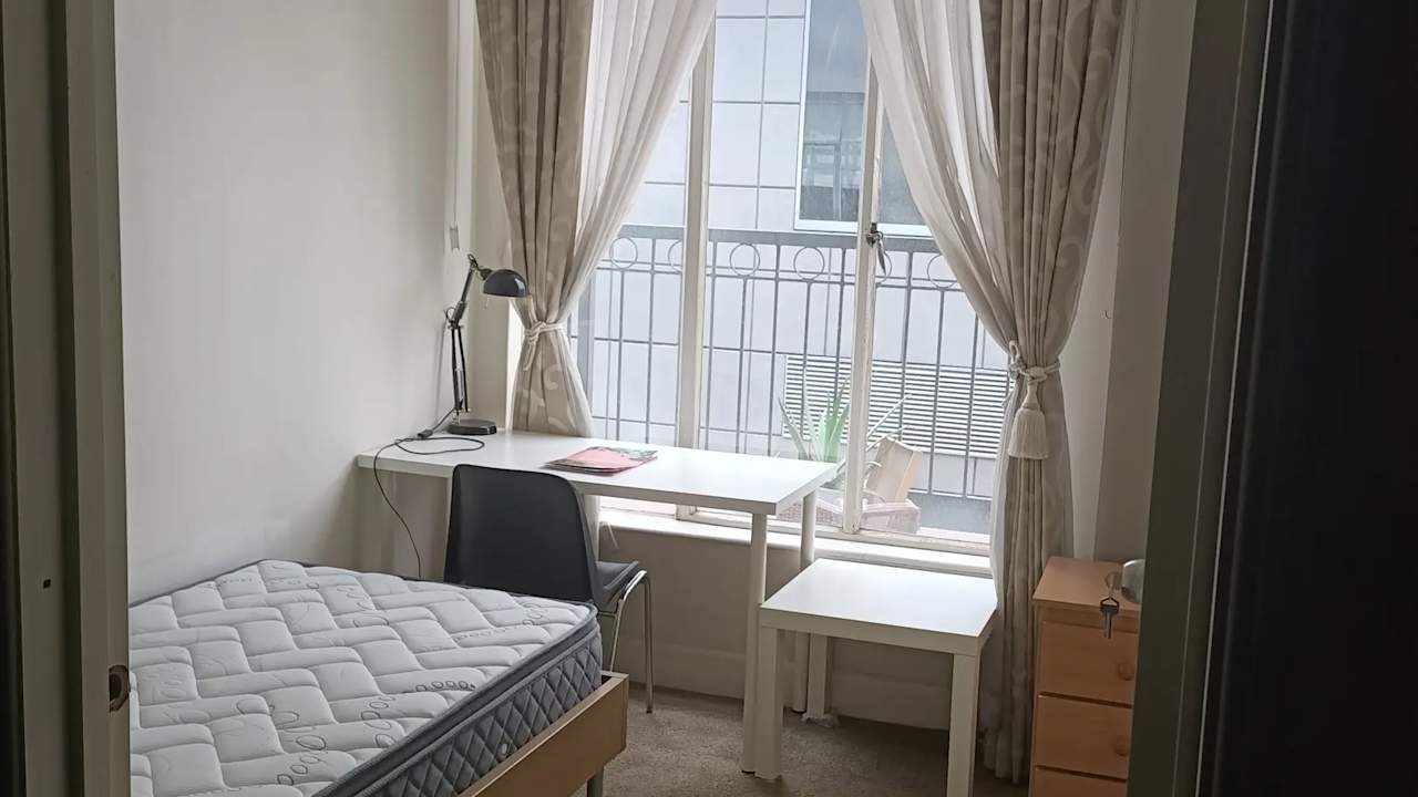 Furnished room in a flatshare