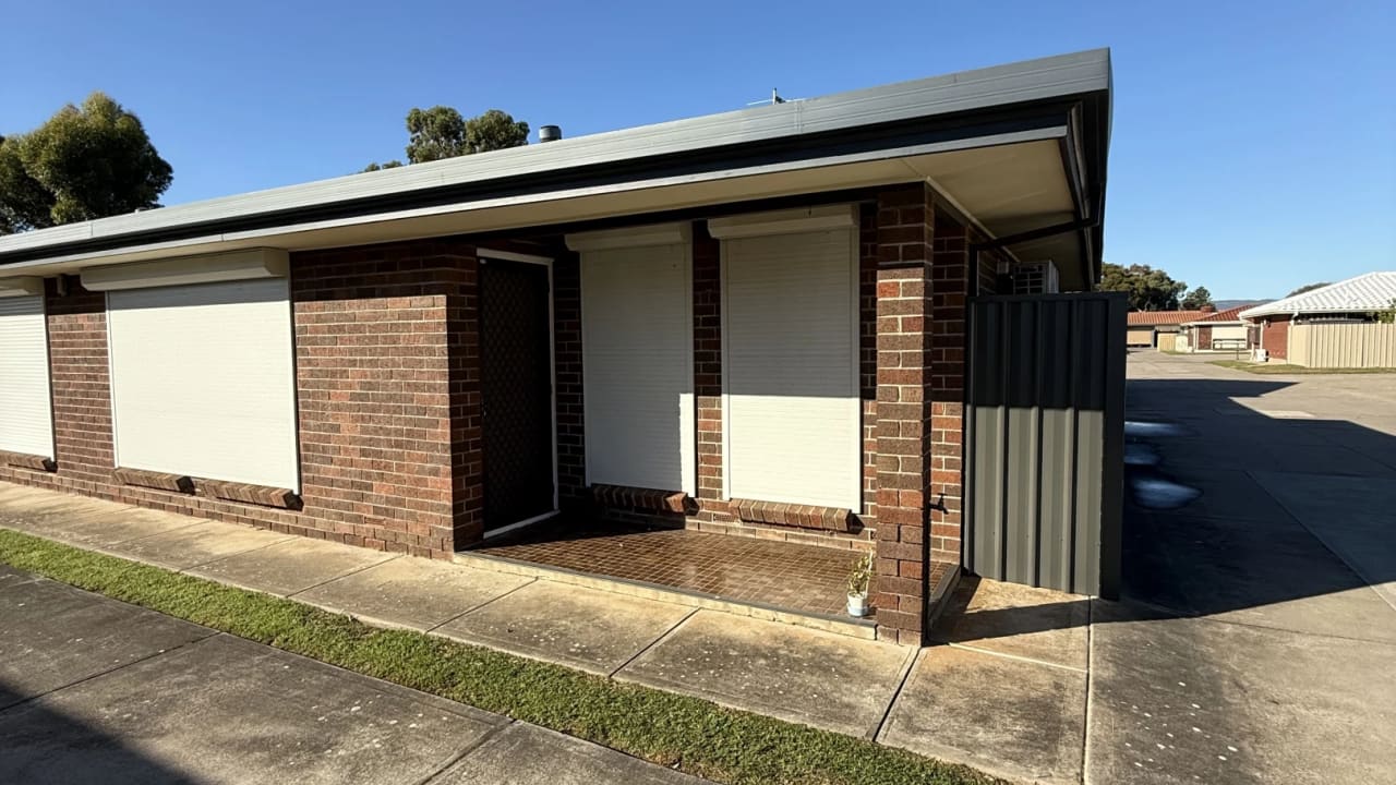 Whole property with 2 rooms for rent