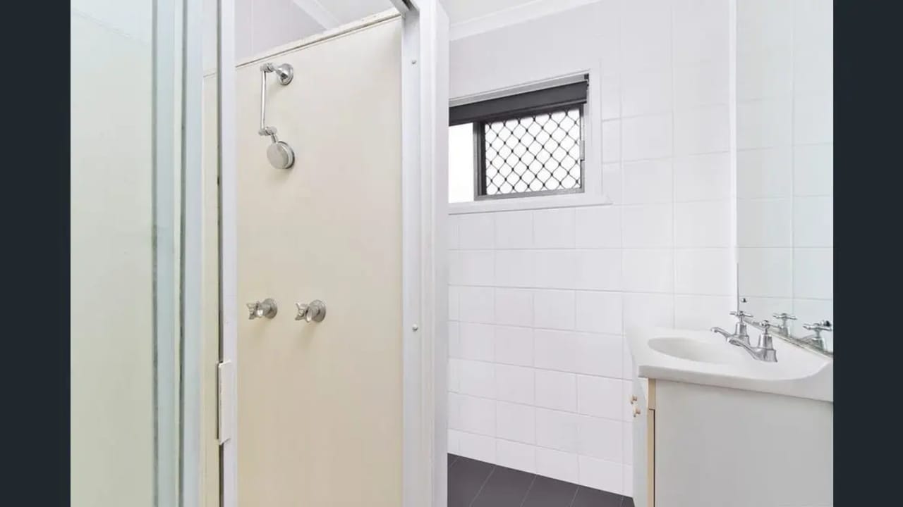 Unfurnished room in a flatshare