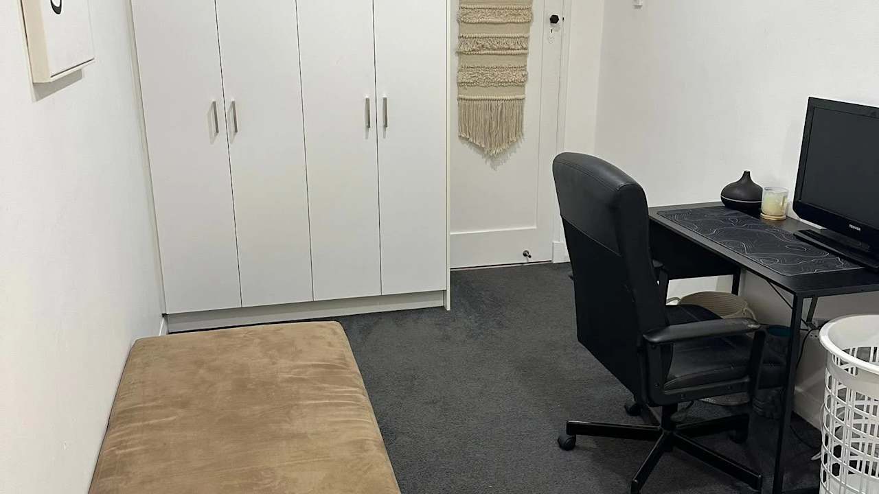 Furnished room in a flatshare