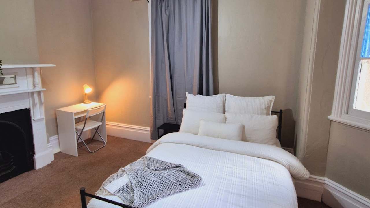 Furnished room in a flatshare