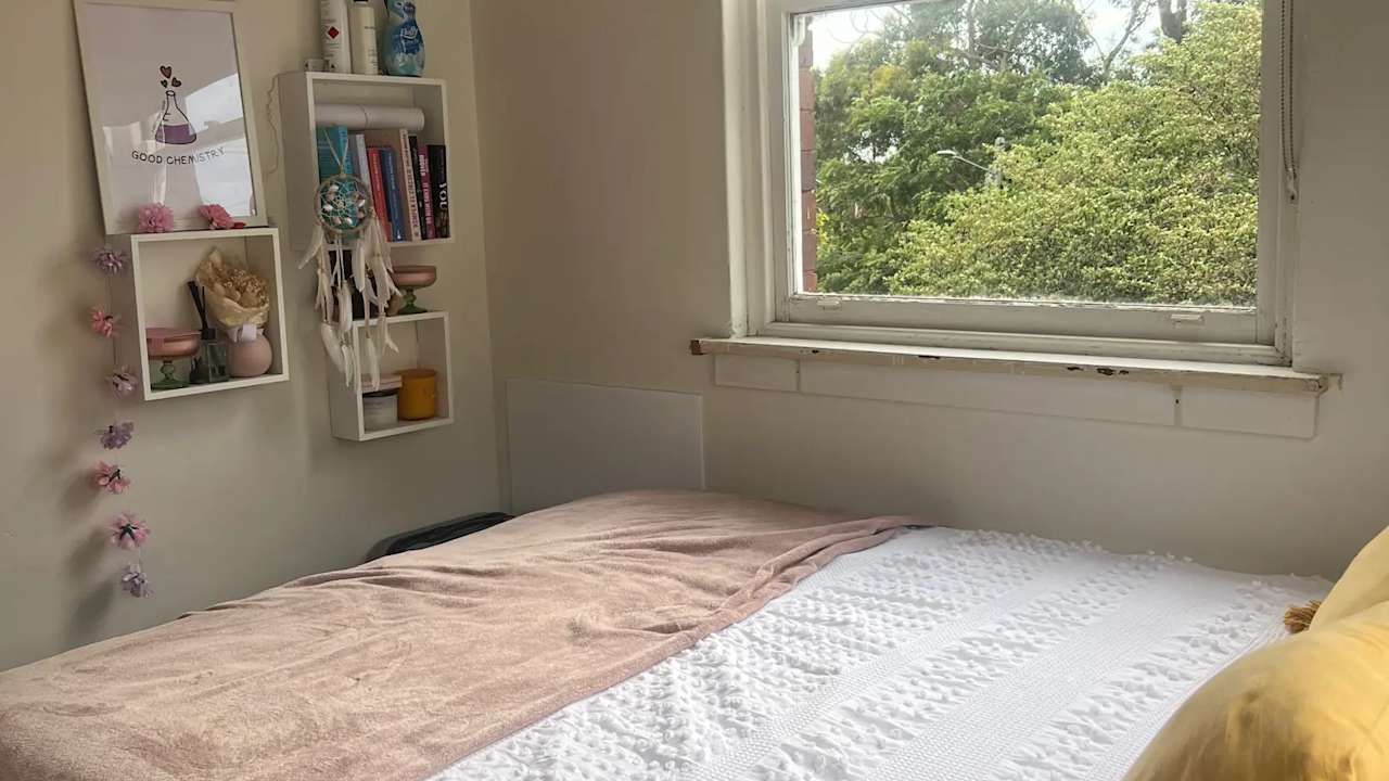 Furnished room in a flatshare