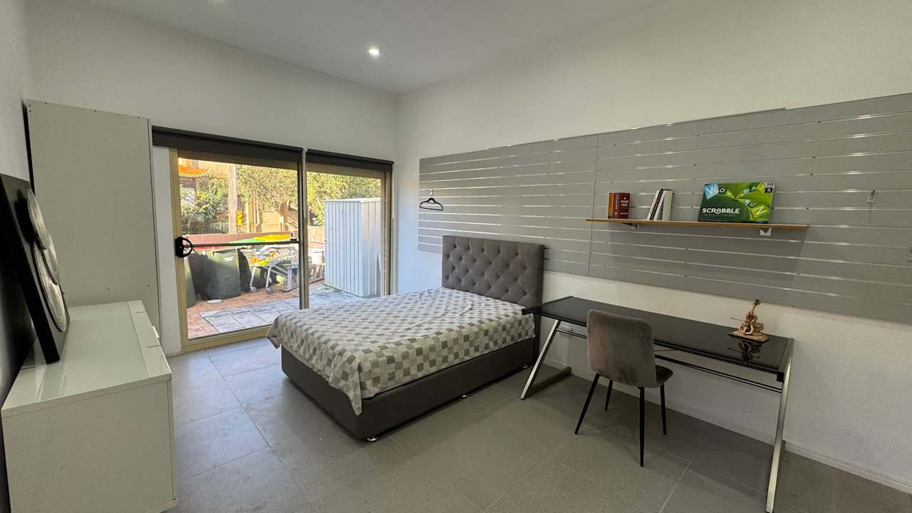 Whole property with 1 room for rent