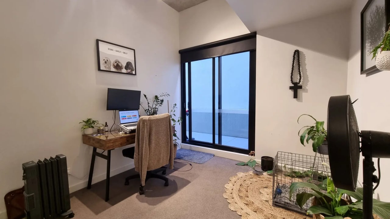 Unfurnished room in a flatshare