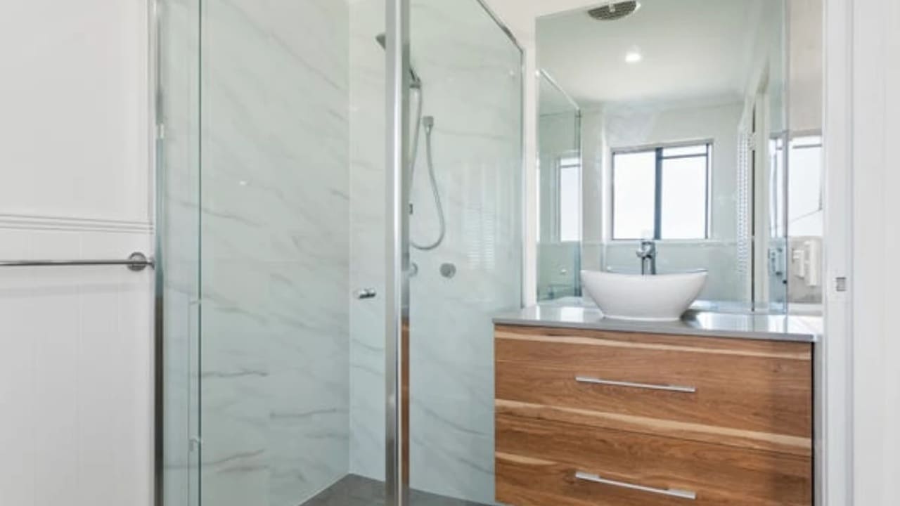 Room with ensuite in a flatshare