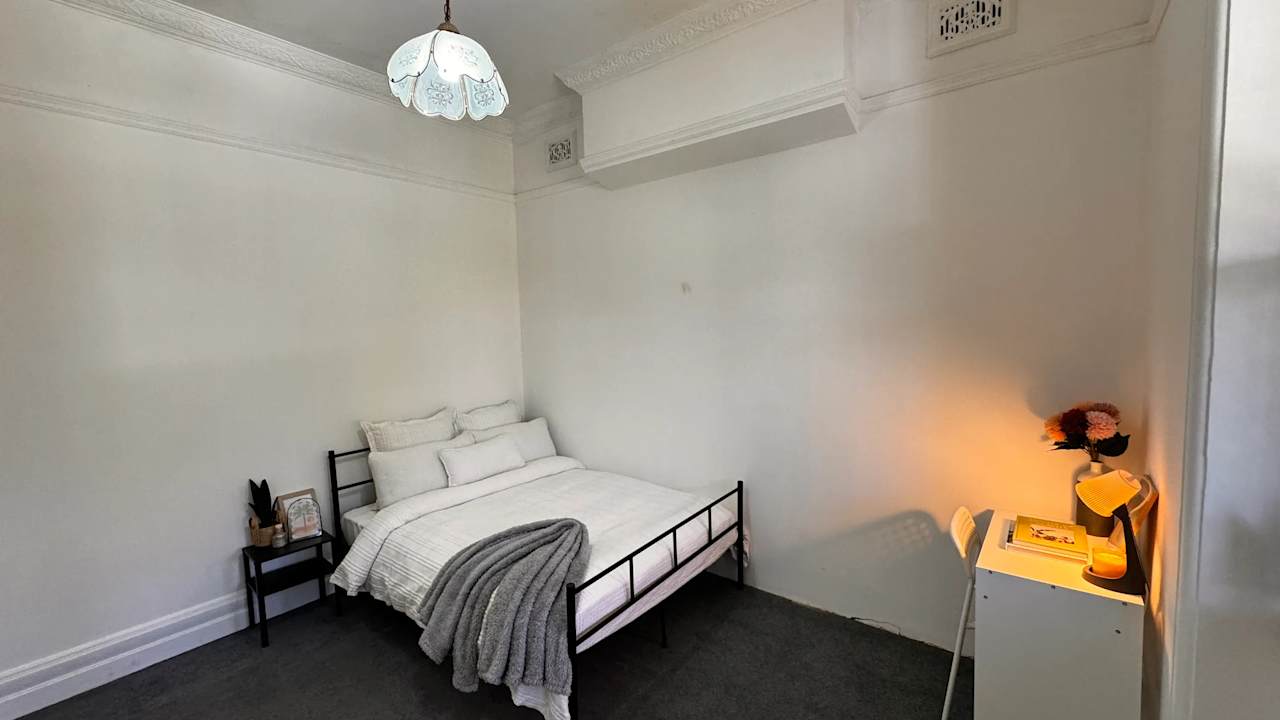 Furnished room in a flatshare