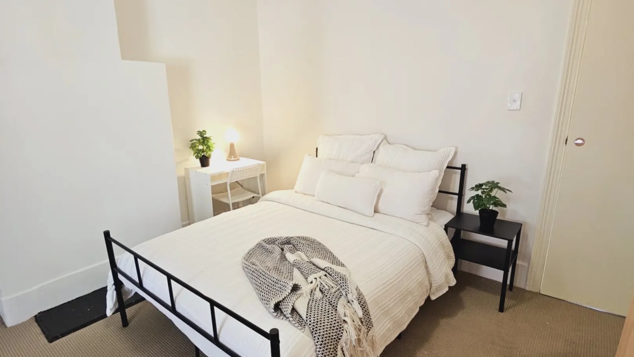 Furnished room in a flatshare