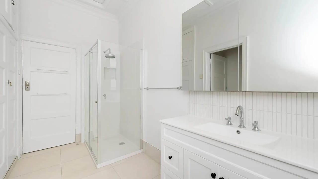 Room in a share house