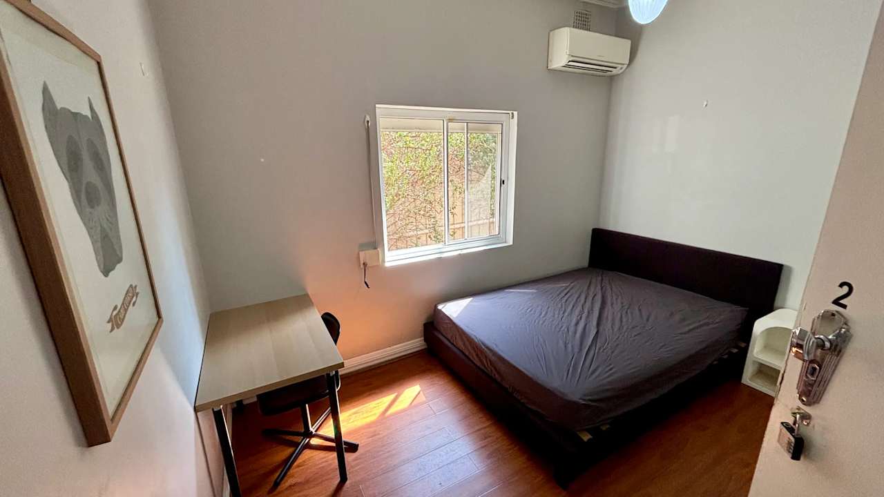 Room in a share house