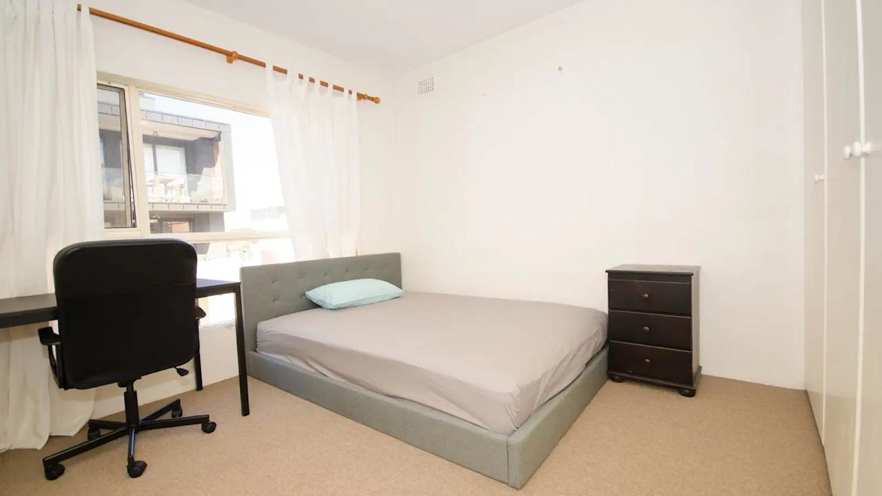 Furnished room in a flatshare