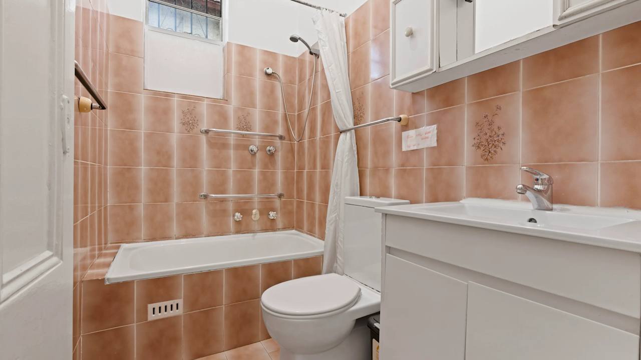 Furnished room with own bathroom