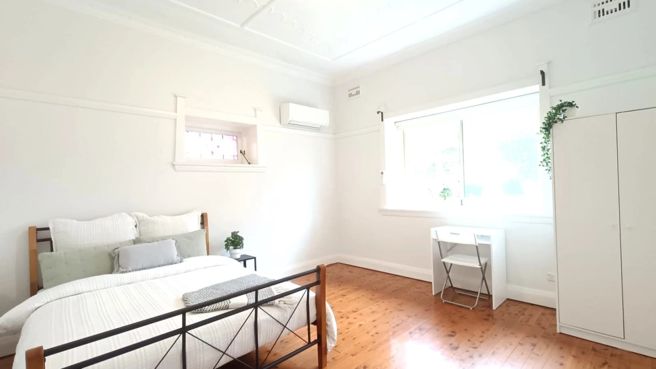 Furnished room in a flatshare