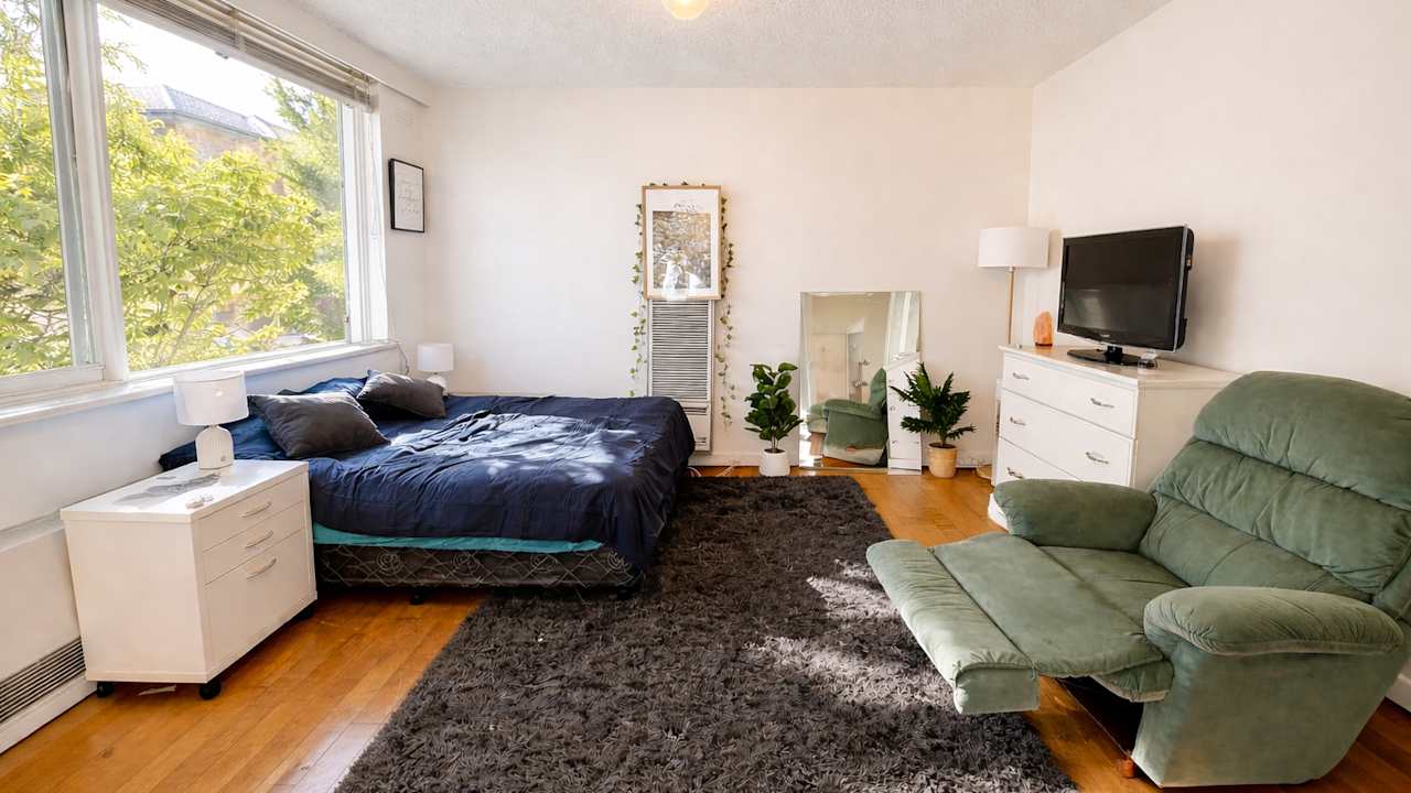 Furnished room in a flatshare
