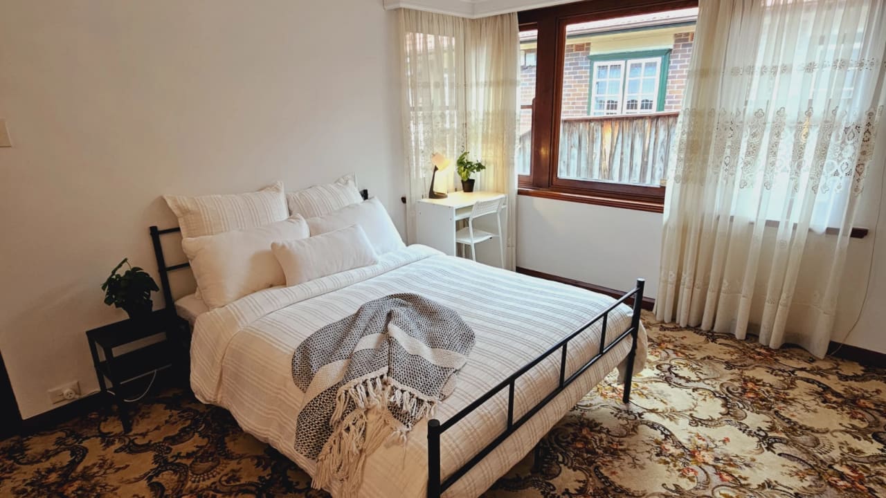 Furnished room in a flatshare