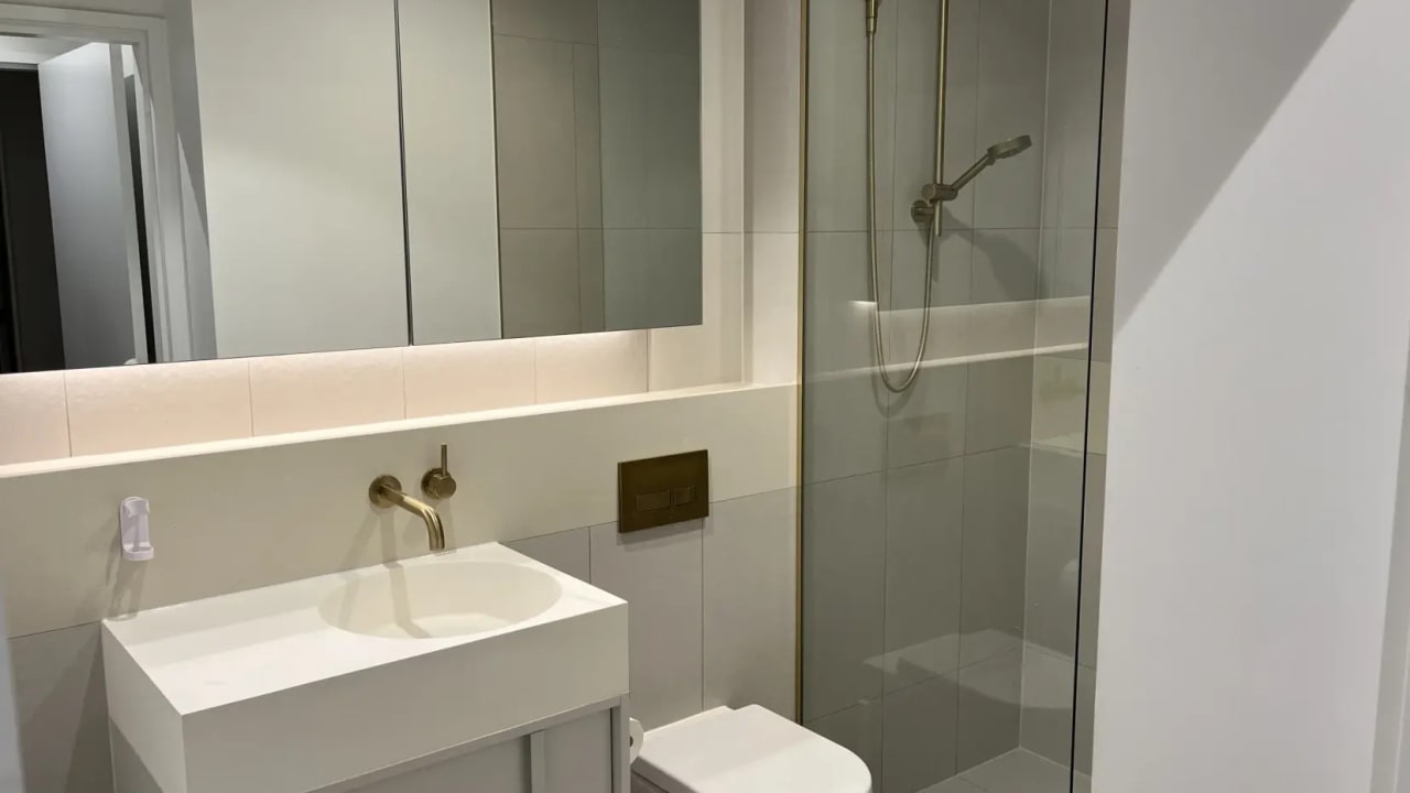 Furnished room with ensuite in a flatshare