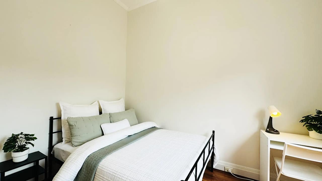 Furnished room in a flatshare