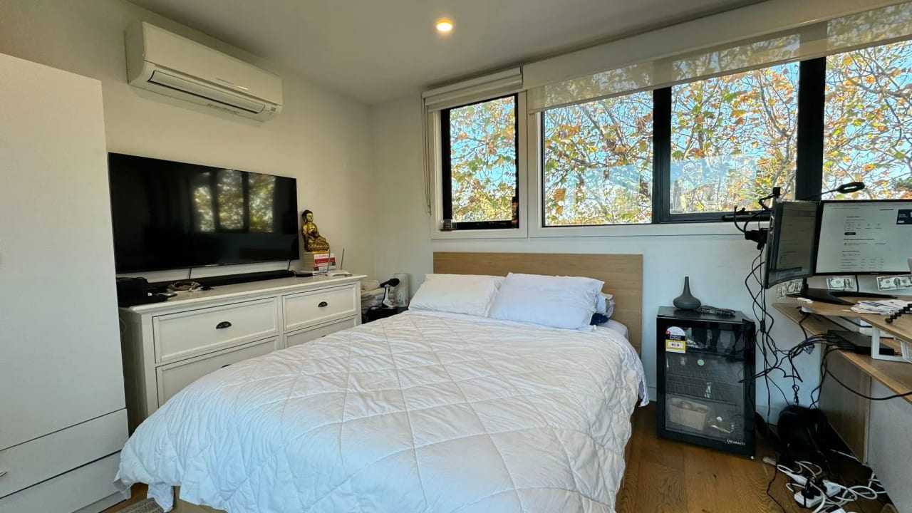 Furnished room in a flatshare